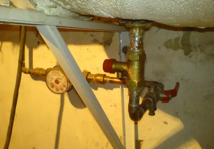 Instalacja wodna z licznikiem i zaworem bezpieczeństwa. Podpowiadamy, jak zamontować zawór bezpieczeństwa w bojlerze elektrycznym.