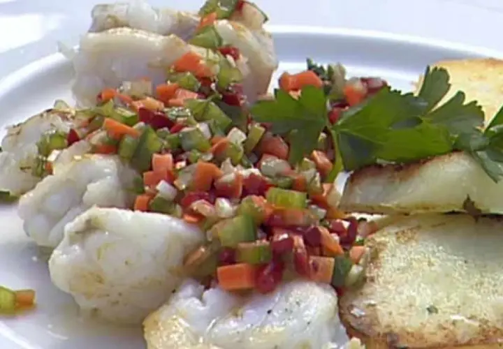 Rape a la plancha con picadillo de verduras y patatas fritas. Un plato delicioso y saludable.