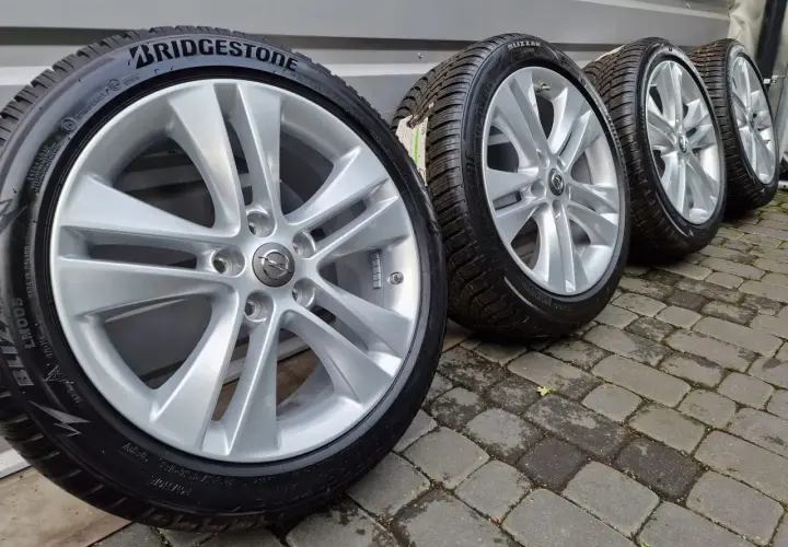Komplet czterech felg z oponami zimowymi Bridgestone Blizzak LM005 do Astry J. Idealny rozmiar opon dla Twojego samochodu.