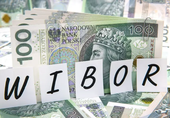 Stos stuzłotowych banknotów z napisem WIBOR.