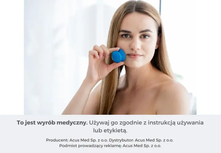 Kobieta trzyma niebieskie bańki chińskie gumowe lub silikonowe do twarzy.