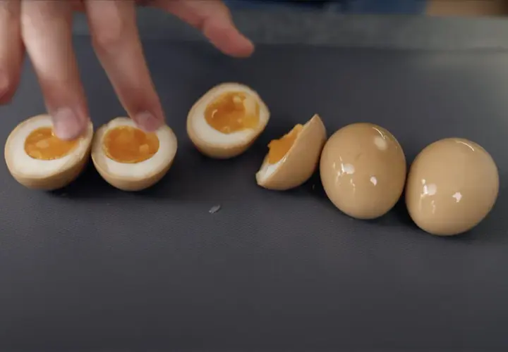 Perfekcyjne Ajitsuke Tamago: Jak ugotować jajko do ramenu?