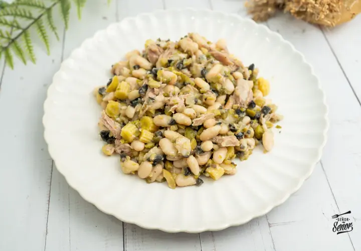 Deliciosa ensalada de alubias blancas con atún, aceitunas y trocitos de pimiento. Un plato fresco y nutritivo.
