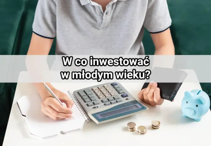 Młoda osoba planuje przyszłość, zastanawiając się, w co inwestować w młodym wieku. Na stole kalkulator, notatnik, monety i skarbonka.