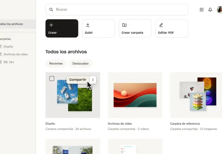 Carpeta de diseño con dados y césped, mostrando que son los archivos compartidos. Al lado, carpetas de videos y referencias.