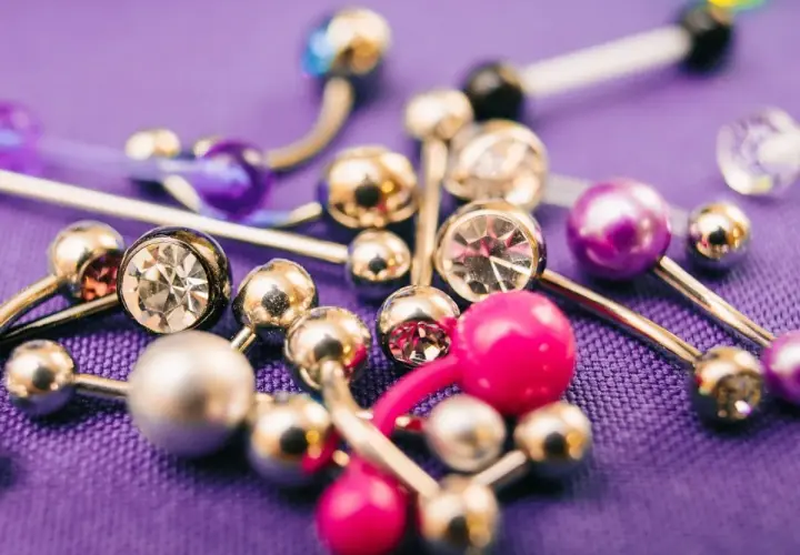 Snake eye piercing: Dlaczego eksperci odradzają? Poznaj ryzyka