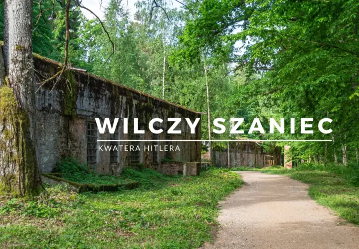 Wilczy Szaniec, dawna kwatera Hitlera, otoczony bujną zielenią. Kamienne mury porośnięte mchem i kręte ścieżki zapraszają do zwiedzania.
