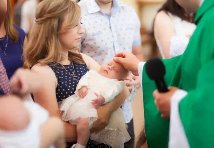 Ile dać na chrzciny jako chrzestna? Wybierz idealną kwotę bez stresu.