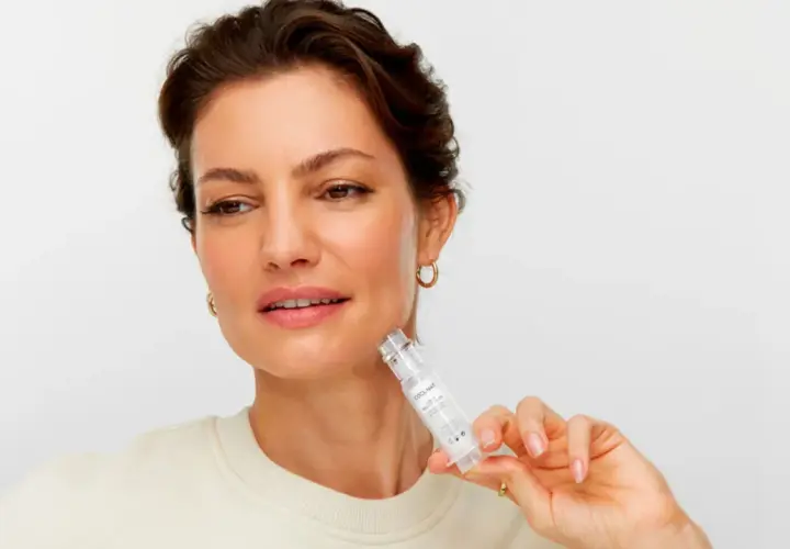 Mujer con producto de belleza. ¿Serán ciertas las cocunat opiniones negativas?