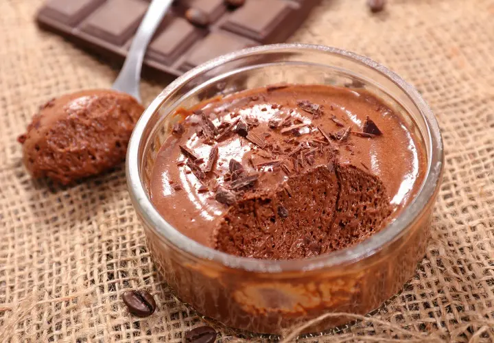 Délicieuse mousse au chocolat maison, garnie de copeaux de chocolat. Parfait pour la conservation et le plaisir.