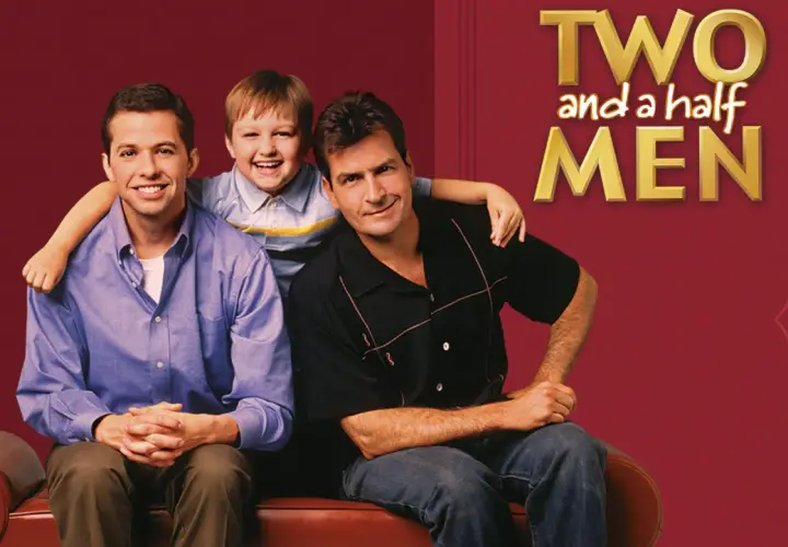 Charlie, Alan i Jake z serialu "Dwóch i pół" siedzą razem, uśmiechnięci.