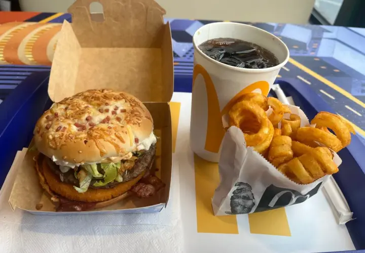 Drwal z chrzanem, czyli burger z chrupiącym kurczakiem, bekonem i sosem chrzanowym, podany z kręconymi frytkami i napojem.