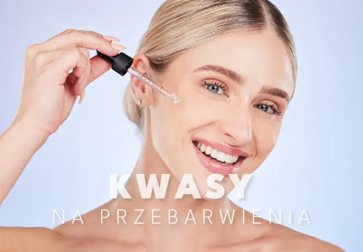 Uśmiechnięta kobieta aplikuje serum z pipetki. Dowiedz się, jakie kwasy na przebarwienia pomogą Ci uzyskać gładką cerę.