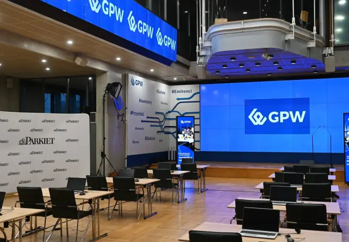 Sala konferencyjna z logo GPW, przygotowana do spotkania o akcjach. WIG20 akcje.