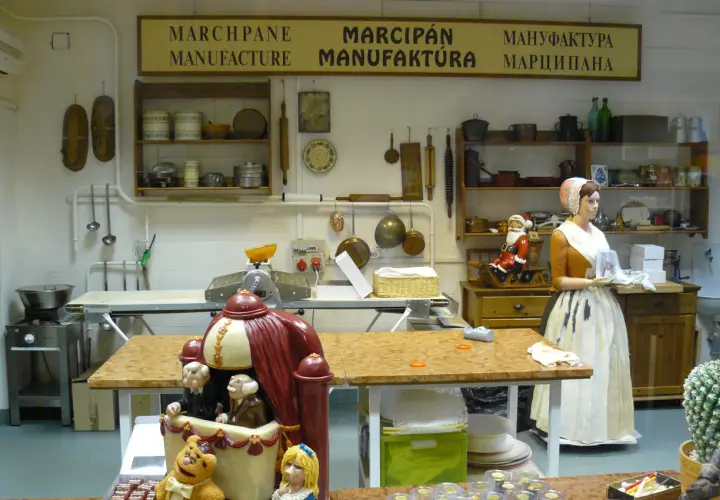 Wystawa w muzeum marcepanu Eger: kuchnia z manekinami, narzędziami i słodkimi dekoracjami.