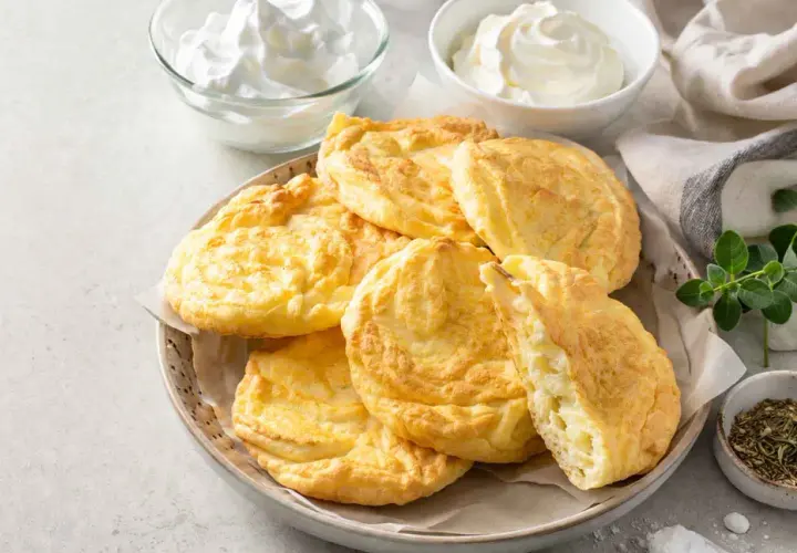 Pane nuvola ricetta: soffici e dorati, questi panini leggeri sono perfetti per una colazione o uno spuntino sano.