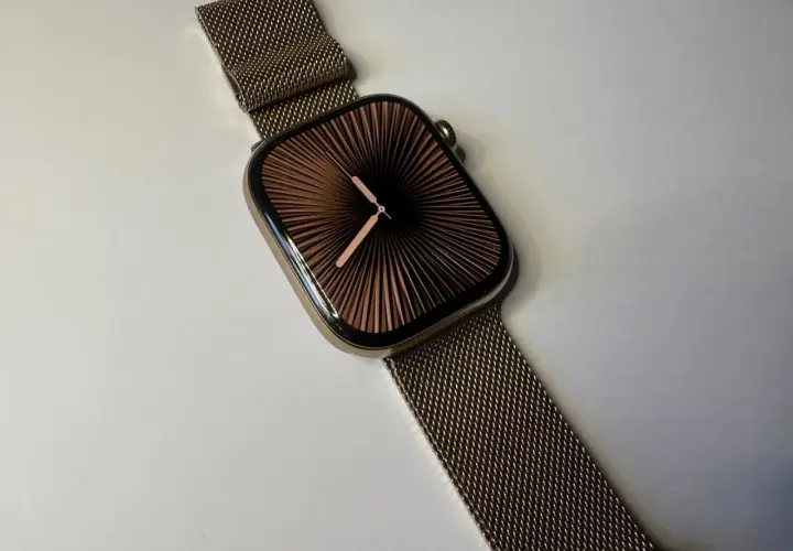 Elegancki zegarek watch os 10 z bransoletą typu mesh i tarczą w kształcie wachlarza.