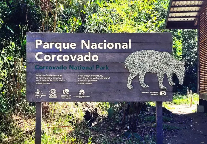 Schild am Eingang zum Corcovado Nationalpark mit einem Tapir-Umriss. Albert Einstein zitiert über Natur.