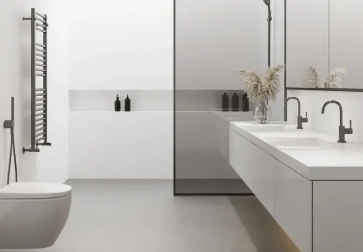 Modernes, minimalistisches bad ohne fenster mit freihängendem WC, Doppelwaschtisch und schwarzem Handtuchwärmer.