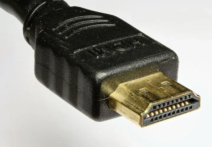 Złocona wtyczka HDMI. Czy każdy kabel HDMI ma ARC? Niekoniecznie, ale ten wygląda na solidny.