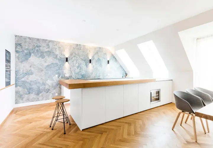 Moderne Küche mit floraler Tapete und Holzakzenten. Perfekt, um eine stilvolle Penthousewohnung einzurichten.