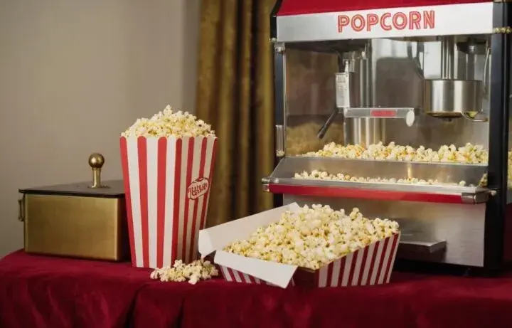 Ile kosztuje popcorn w kinie Multikino? Ceny, które zaskakują