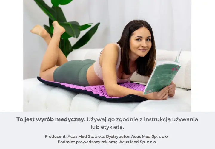 Kobieta czyta książkę, leżąc na fioletowej macie do akupresury na brzuch. Relaks i zdrowie.