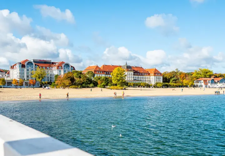 Piękna plaża i hotele w Sopocie. Idealne miejsce, gdzie na weekend w Polsce, jesienią.
