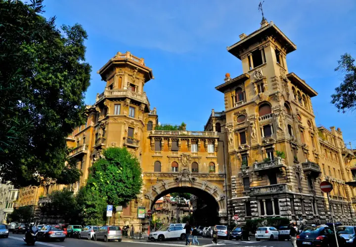 Coppedè: un quartiere da scoprire con architetture fiabesche e un arco monumentale.