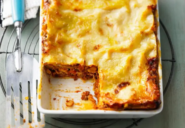 Herzhaftes Lasagne Rezept: Eine Portion ist bereits entnommen, daneben liegt ein Servierheber.