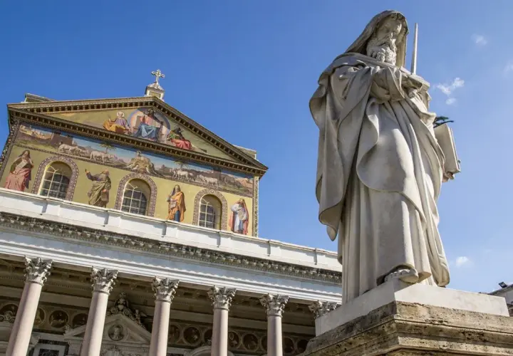 Statua di San Paolo davanti alla Basilica di San Pietro e Paolo a Roma.