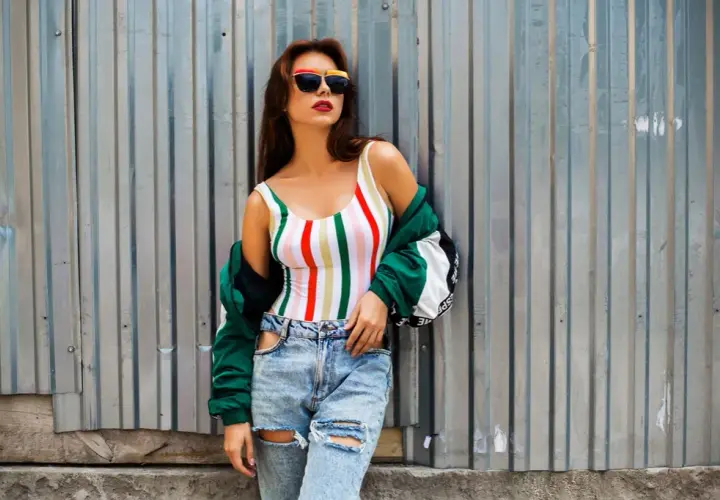 Jak się ubrać w stylu lat 90.? Trendy i look bez efektu przebrania