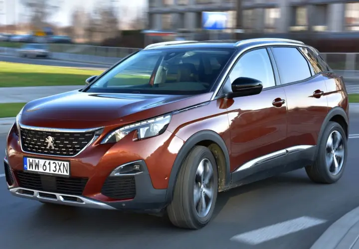 Brązowy Peugeot 3008 z 2018 roku w ruchu miejskim.