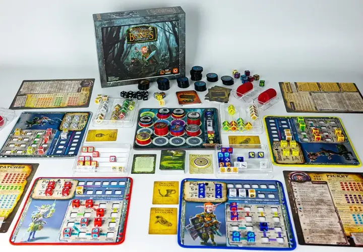 Rozłożone planszówki RPG: kostki, żetony i plansze do gry "Gloomhaven: Szczęki Lwa".
