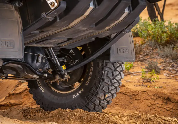 Koło terenowe z oponą MTZ na piasku, podwozie pojazdu z osłoną ARB. Idealny do off-roadu i resorowania.