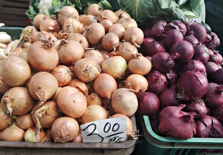 Stoisko z cebulą. Jasna i czerwona cebula, cena 2,00.
