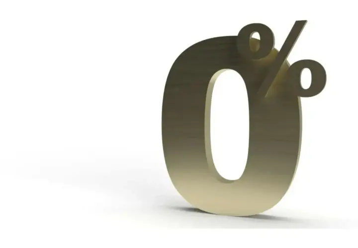 Złoty symbol procentu na białym tle. Idealna oferta: raty 0.