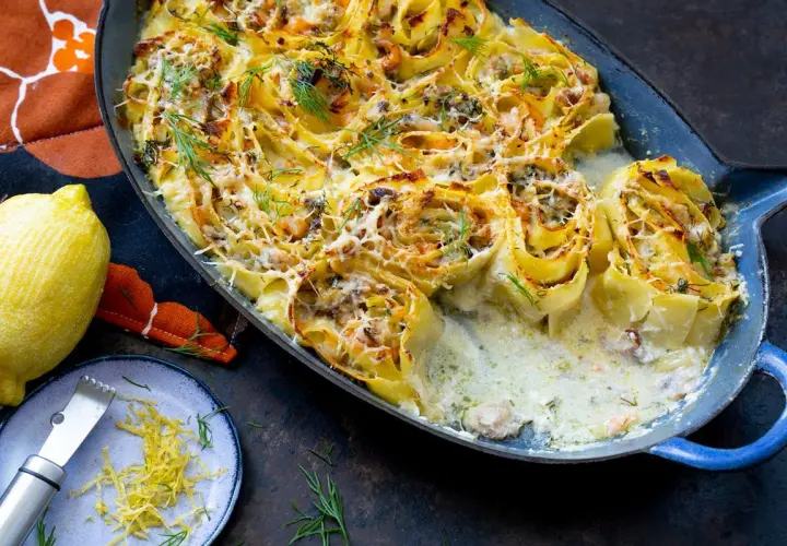 Lasagne roulées aux fruits de mer, gratinées et garnies d'aneth frais. Un délice crémeux à déguster.