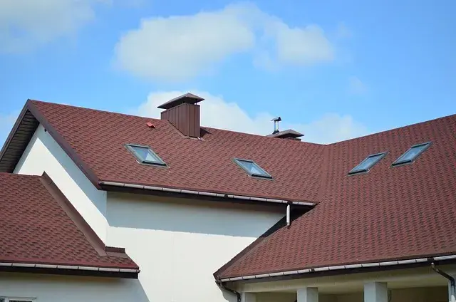 Jak uszczelnić dach przy ścianie, aby uniknąć kosztownych przecieków