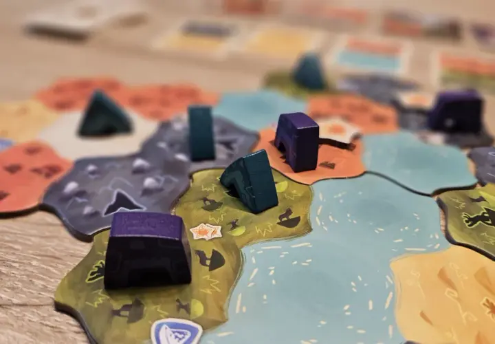 Bunte Spielsteine auf einer Landkarte, die eine spannende Partie **strategie brettspiele** andeutet.