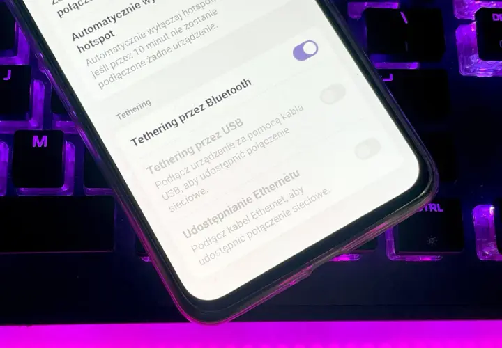 Ustawienia telefonu pokazują opcje tetheringu: przez Bluetooth, USB i Ethernet. Tethering to udostępnianie połączenia internetowego.