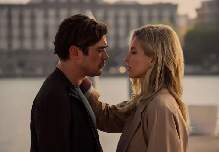 Para zbliża się do siebie, w tle widać miasto. Czy to początek romansu, czy zapowiedź dobrego thrillera Netflix?