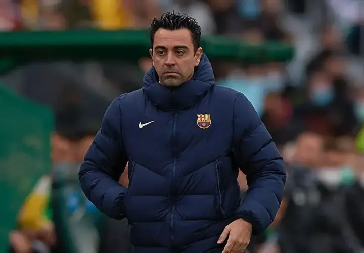 Xavi Hernández, jeden z trenerów reprezentacji Hiszpanii, w zimowej kurtce z herbem FC Barcelony.