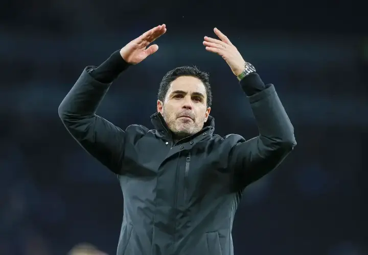 Trener Arsenalu, Mikel Arteta, z uniesionymi rękami, dziękuje kibicom po meczu.