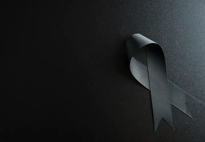 Czarna wstążka symbolizuje żałobę. Ile trwa żałoba? To pytanie, na które każdy musi znaleźć własną odpowiedź.