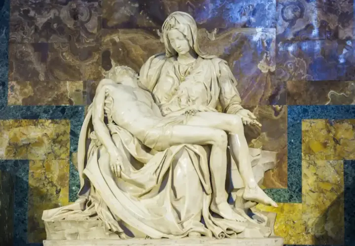 Pieta z Lubiąża, marmurowa rzeźba przedstawiająca Matkę Boską trzymającą martwe ciało Jezusa, na tle zdobionej ściany.