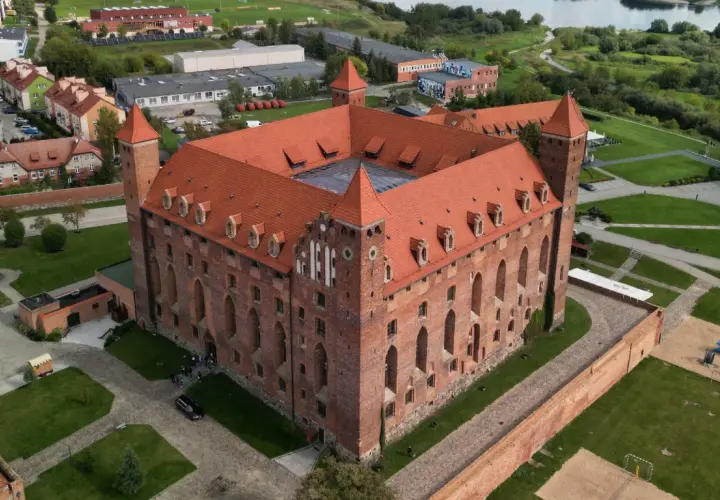 Zamek w Tczewie zaprasza na zwiedzanie. Potężna ceglana budowla z czerwonym dachem i wieżami prezentuje się okazale z lotu ptaka.