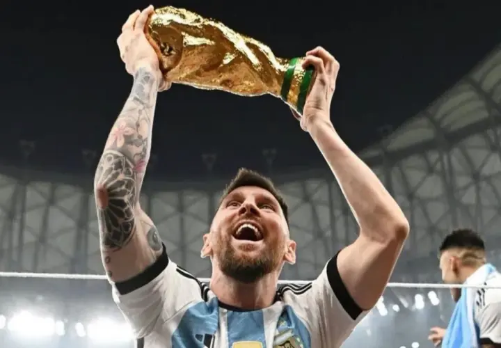 Messi, z pucharem mistrza świata w rękach, świętuje swój wielki mundial.