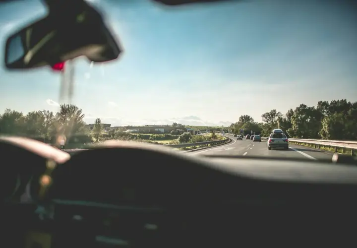 Widok z samochodu na autostradę. Czy BlaBlaCar jest bezpieczny? Podróż z innymi kierowcami może być równie bezpieczna jak własnym autem.