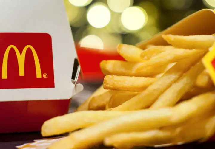 Złociste frytki z McDonald's, idealne na szybką przekąskę. Zastanawiasz się, ile kosztują nowe frytki w McDonald's? Sprawdź ceny!